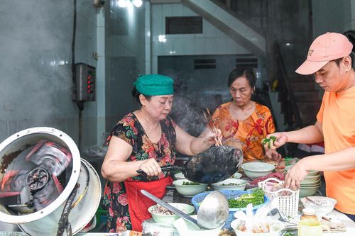 Quán phở Hà Nội bán một món gần 40 năm, ngày hết tạ bánh phở, khách đông tấp nập