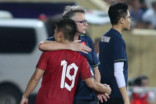 HLV Philippe Troussier và cái ôm chặt với Quang Hải