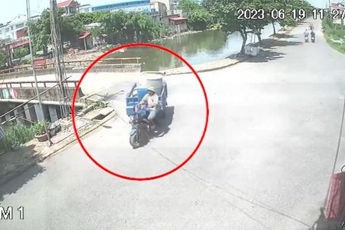 Xe 3 bánh ôm cua bị lật nghiêng khiến người xung quanh hú vía