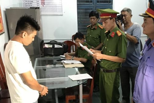 Bắt hai nhóm thanh niên rượt chém nhau, nổ súng trước tiệm cầm đồ