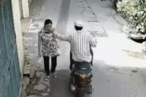 Người phụ nữ ngã văng xuống đường khi bị cướp ở Hà Nội