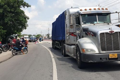 Đánh lái tránh ổ gà ngập nước, cô giáo bị xe container cán tử vong