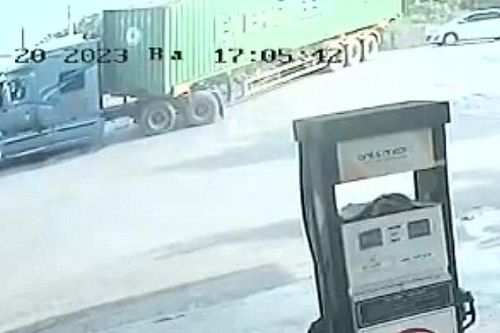 Xe container lật ngang khiến người đi đường ở Hà Nội khiếp sợ
