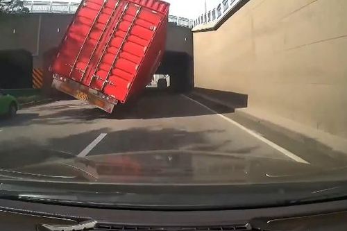 Ô tô thoát chết trong gang tấc khi xe container lật nghiêng phía trước