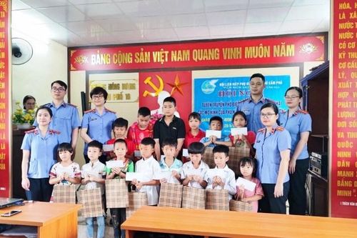 Tuyên truyền pháp luật và tặng quà các cháu có hoàn cảnh khó khăn