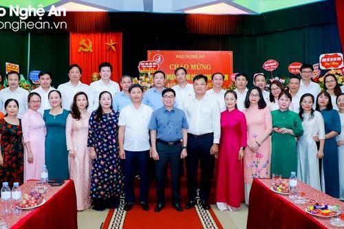 Phó Bí thư Thường trực Tỉnh ủy Nghệ An Nguyễn Văn Thông chúc mừng Báo Nghệ An và Hội Nhà báo tỉnh