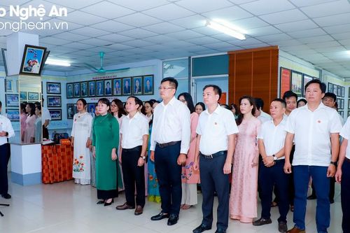 Báo Nghệ An dâng hương tưởng niệm Chủ tịch Hồ Chí Minh