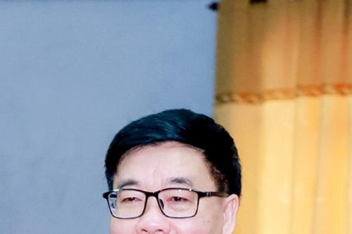 Phó Bí thư Thường trực Tỉnh ủy Nguyễn Văn Thông chúc mừng Báo Nghệ An và Hội Nhà báo tỉnh