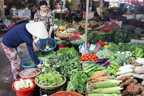 Rau xanh, hải sản sức mua tăng, giá vẫn 'dễ chịu'