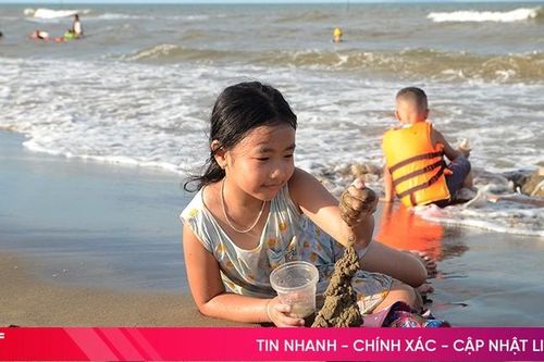 Biển Xuân Thành hút khách ngày nắng nóng