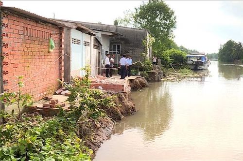 Sạt lở khiến 3 căn nhà có nguy cơ rơi xuống sông ở Vĩnh Long