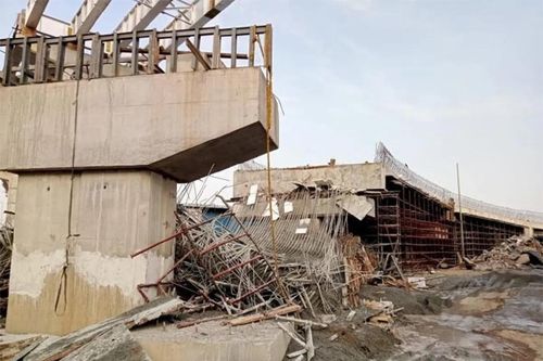 Sập cầu vượt đang thi công ở Ấn Độ làm nhiều công nhân bị thương