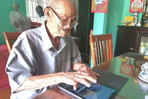 Chuyện 'nhà báo phường' hơn 100 tuổi vẫn đều đặn viết báo ở Huế