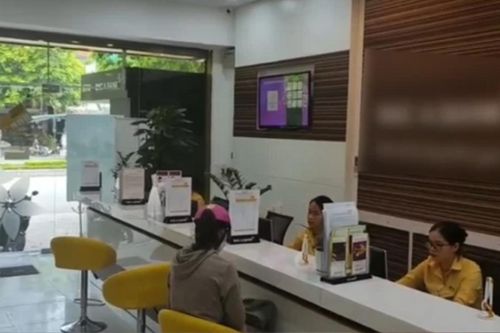 Thấy khách run rẩy rút gần 1 tỷ, nhân viên ngân hàng vội báo công an