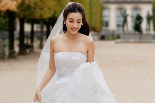 Hé lộ loạt ảnh cưới hiếm hoi của Đỗ Mỹ Linh: Khoe vai trần quyến rũ, chuẩn 'nàng dâu hào môn'