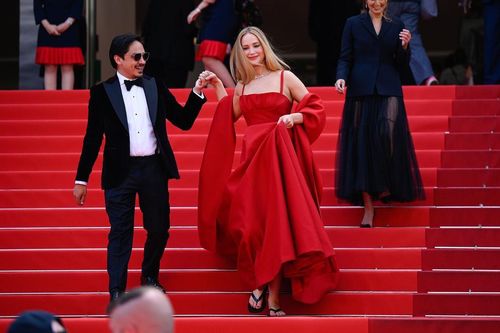 Jennifer Lawrence 'muối mặt' giải thích lý do đi dép xỏ ngón tại thảm đỏ Cannes 2023