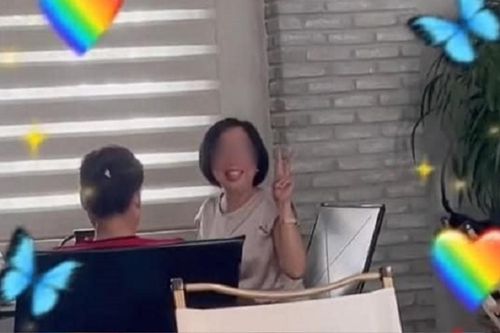 Mẹ chồng và con dâu cùng trốn chồng đi cà phê, ngỡ ngàng khi chạm mặt nhau tại một quán