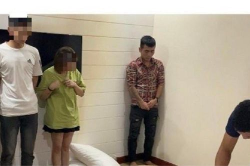 Ập vào phòng khách sạn bắt quả tang 5 nam nữ thanh niên đang 'làm bậy'