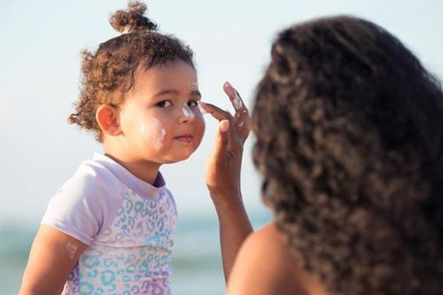 Chọn kem chống nắng mùa hè cho trẻ đúng cách: SPF bao nhiêu là đủ?