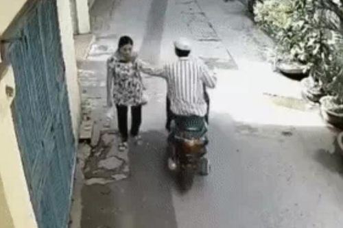 Hà Nội: Bị cướp giật, người phụ nữ ngã lăn ra đường, bầm tím mặt