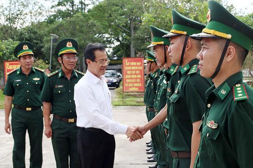 Bí thư Tỉnh ủy An Giang Lê Hồng Quang thăm, tặng quà các đồn biên phòng