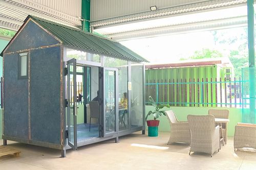 Độc lạ nhà làm từ rác thải công nghiệp