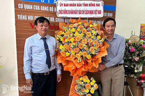 Chủ tịch UBND tỉnh Cao Tiến Dũng chúc mừng các cơ quan báo chí