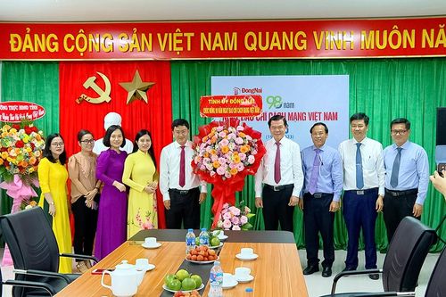 Bí thư Tỉnh ủy Nguyễn Hồng Lĩnh thăm, chúc mừng các cơ quan báo chí