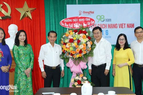 Chủ tịch HĐND tỉnh Thái Bảo thăm, chúc mừng Báo Đồng Nai nhân ngày 21-6