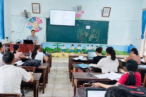 Chư Prông tập huấn dạy học chương trình xóa mù chữ