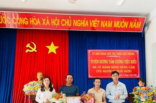 Chư Prông: Tặng giấy khen cho 2 thanh niên dũng cảm cứu người đuối nước