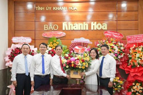 Chủ tịch UBND tỉnh Nguyễn Tấn Tuân thăm, chúc mừng các cơ quan báo chí