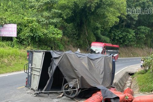 Mất phanh, xe tải lật trên Quốc lộ 4D