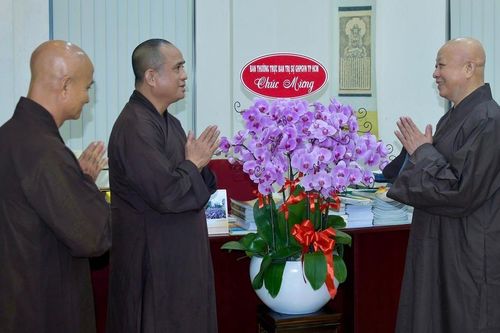 Hòa thượng Thích Lệ Trang và chư tôn đức Ban Thường trực Ban Trị sự GHPGVN TP.HCM thăm Báo Giác Ngộ