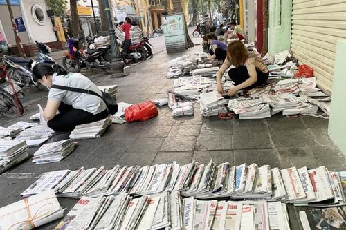 'Chợ báo giấy' buổi sớm - một nét văn hóa của người Hà Nội