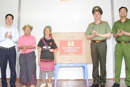 Trao quà của Bộ trưởng Tô Lâm đến gia đình đôi vợ chồng người Mông hơn 100 tuổi