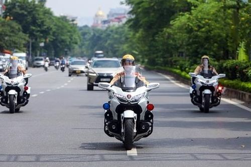 Mãn nhãn xem CSGT thuần phục 'Vua đường trường' Honda Goldwing