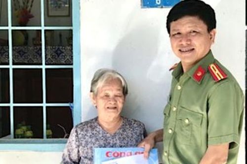 Báo Công an TPHCM phụng dưỡng 52 Mẹ Việt Nam Anh hùng ở Bến Tre