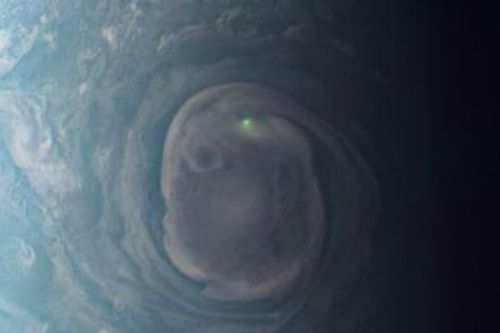 Tàu vũ trụ của NASA chụp được hình ảnh tia sét 'ma quái' trên sao Mộc