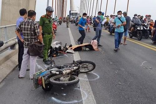 TNGT liên hoàn trên cầu Rạch Miễu khiến 1 phụ nữ tử vong, giao thông tê liệt