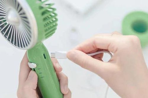 Đa dạng quạt tích điện cầm tay mini tiện lợi ngày hè, khi dùng mà 'quên' điều này dễ gặp nguy hiểm