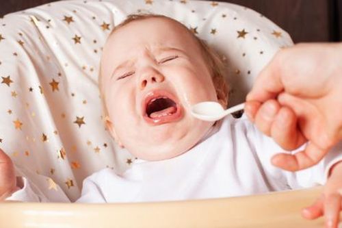 Mẹ kêu trời vì con biếng ăn trong mùa mưa, đây là nguyên nhân mà nhiều cha mẹ không để ý tới