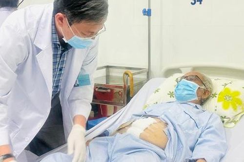 Tưởng viêm ruột thừa, cụ ông đi khám bất ngờ phát hiện thủng đại tràng
