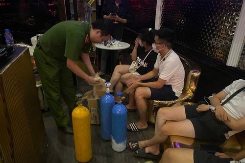 Thâm nhập bar đêm phố cổ Hà Nội
