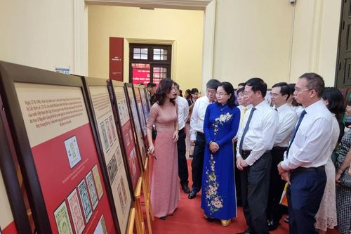 Hành trình theo dấu chân Bác Hồ qua sưu tập tem và bưu ảnh