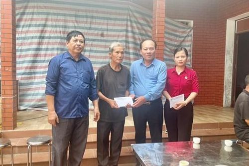 Bắc Giang: Hỗ trợ gia đình bị hỏa hoạn hơn 100 triệu đồng