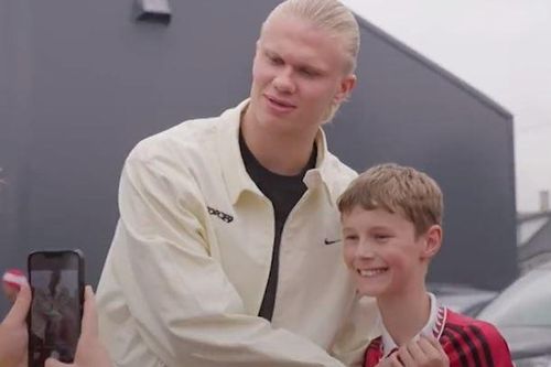 Phản ứng hài hước của Haaland khi chụp hình với CĐV Man United
