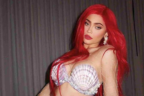 Mặc bikini nàng tiên cá như Julia Fox, Gigi Hadid, Kylie Jenner