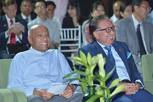Những 'bố già' châu Á thu lợi từ đâu