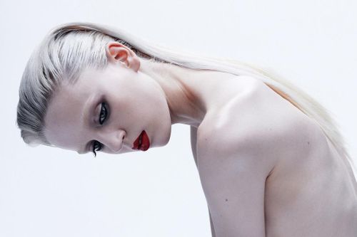 Người mẫu Mỹ bị bắt ăn cục bông gòn để 'giữ dáng'
